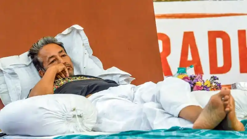 ভারতীয় অভিনেতা সোনম ওয়াংচুক হাসপাতালে বিশ্রাম নিচ্ছেন।. Channel i News - চ্যানেল আই নিউজ