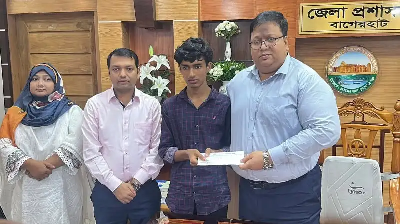 জেলা প্রশাসনের কর্মকর্তার হাতে চেক গ্রহণ করছে যুবক, সংবাদ প্রকাশের পর ইকনের পাশে জেলা প্রশাসন. Channel i News - চ্যানেল আই নিউজ