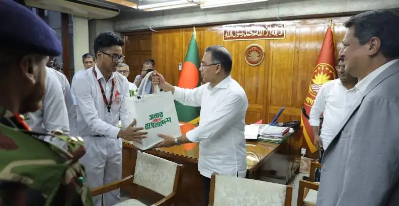 প্রধানমন্ত্রী শিক্ষার্থীদের সঙ্গে শুভেচ্ছা বিনিময় করছেন. Channel i News - চ্যানেল আই নিউজ