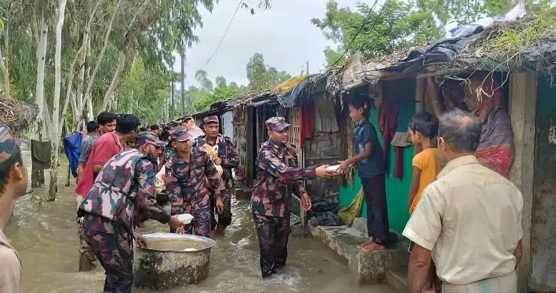 বন্যাদুর্গতদের পাশে বিজিবি, পেকুয়া, কক্সবাজারের ছবি. Channel i News - চ্যানেল আই নিউজ