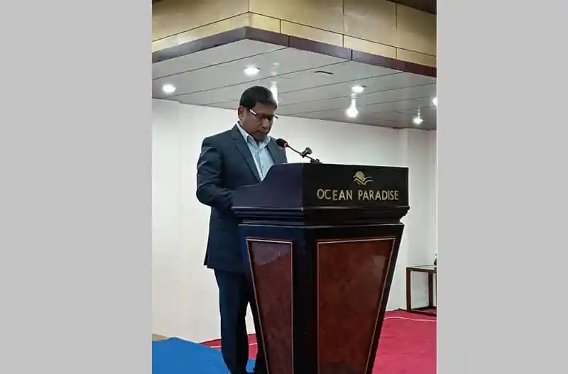 ব্যক্তি একটি পডিয়ামে দাঁড়িয়ে বক্তৃতা দিচ্ছেন. Channel i News - চ্যানেল আই নিউজ
