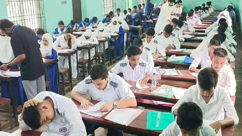 বাংলাদেশের উচ্চ মাধ্যমিক পরীক্ষার্থীরা পরীক্ষার হলে বসে পরীক্ষা দিচ্ছে।. Channel i News - চ্যানেল আই নিউজ