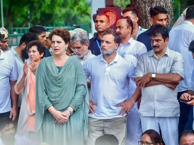 দিল্লি পুলিশ রাহুল-প্রিয়াঙ্কাকে মুক্তি দেয়, বিক্ষোভে অংশগ্রহণকারীরা উপস্থিত. Channel i News - চ্যানেল আই নিউজ