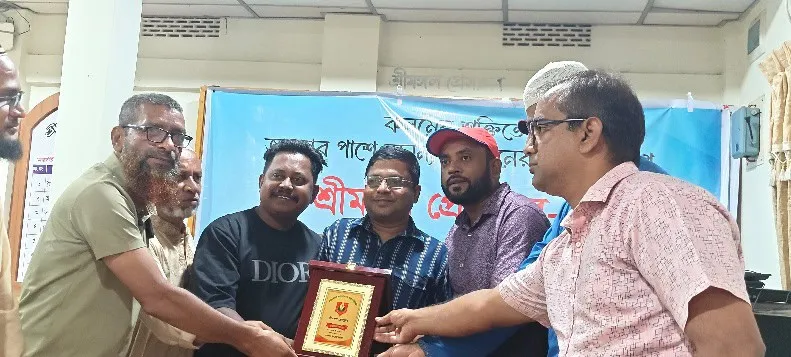 শ্রীমঙ্গল প্রেসক্লাবের সদস্যরা সম্মাননা গ্রহণ করছেন।. Channel i News - চ্যানেল আই নিউজ