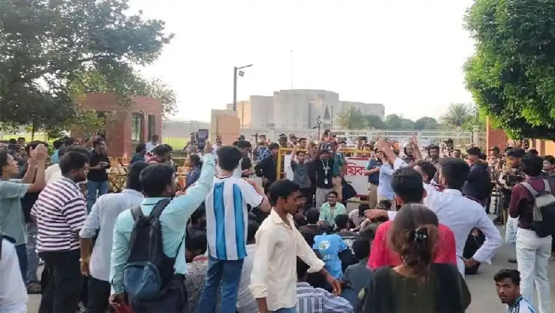 সংসদে ভবনের সামনে এইচএসসি পরীক্ষার্থীদের অবস্থান