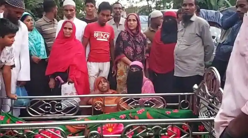 শোকাহত পরিবার ও স্থানীয়রা প্রবাসী তরুণের দাফনের জন্য উপস্থিত. Channel i News - চ্যানেল আই নিউজ