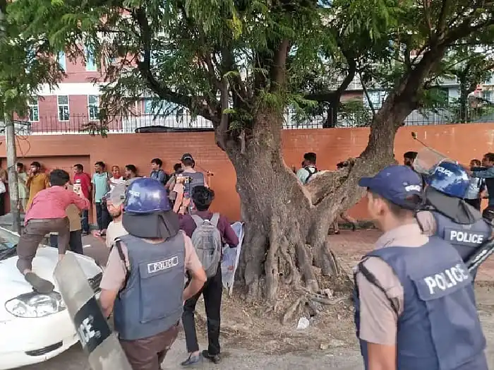 পুলিশ লাঠিচার্জ করে শিক্ষার্থীদের ছত্রভঙ্গ করছে সংসদ ভবনের সামনে।. Channel i News - চ্যানেল আই নিউজ