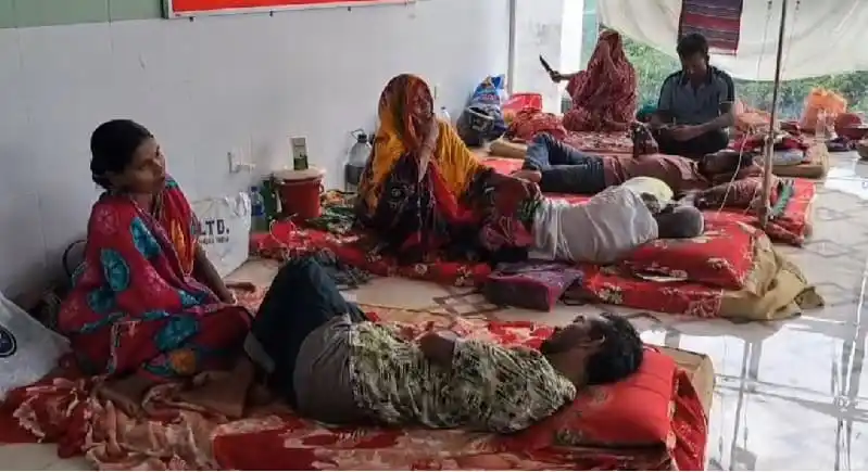 বাগেরহাটে ডেঙ্গু আক্রান্ত রোগীদের জন্য হাসপাতালে চিকিৎসা চলছে. Channel i News - চ্যানেল আই নিউজ