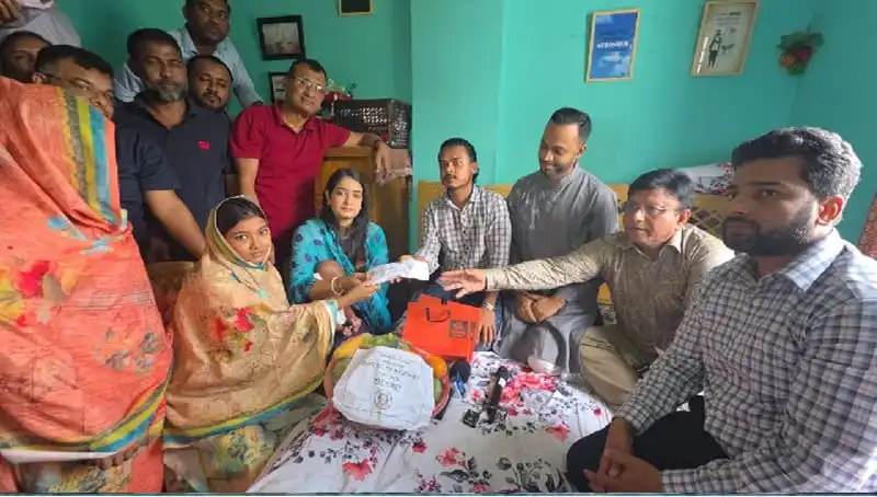 প্রধানমন্ত্রীর উপহার পেয়ে নবজাতক কন্যার জন্য শুভকামনা জানাচ্ছেন আহত যোদ্ধা সুজনের পরিবার. Channel i News - চ্যানেল আই নিউজ