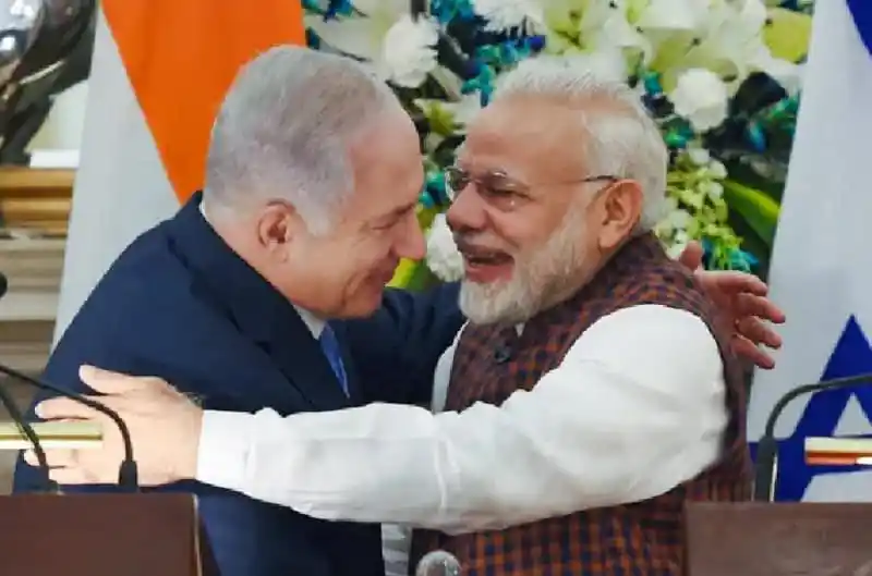 ভারত-ইসরায়েল সম্পর্কের দৃশ্য, দুই নেতা হাসিমুখে আলিঙ্গন. Channel i News - চ্যানেল আই নিউজ