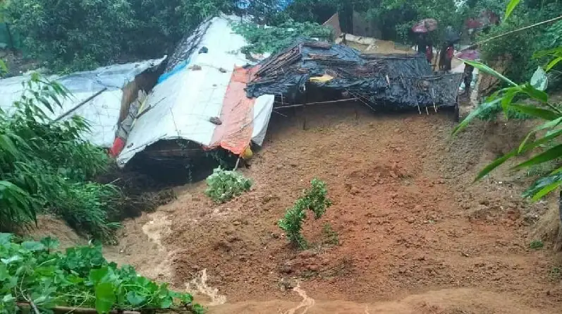 পাহাড়ধসে চকরিয়ায় দুই শিশুর মৃত্যু, ধ্বংসস্তূপের পাশে লোকজন. Channel i News - চ্যানেল আই নিউজ