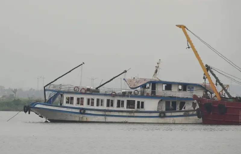 স্পিডবোট উল্টে গেছে, উদ্ধার কাজ চলছে, বাংলাদেশে নৌ দুর্ঘটনা. Channel i News - চ্যানেল আই নিউজ