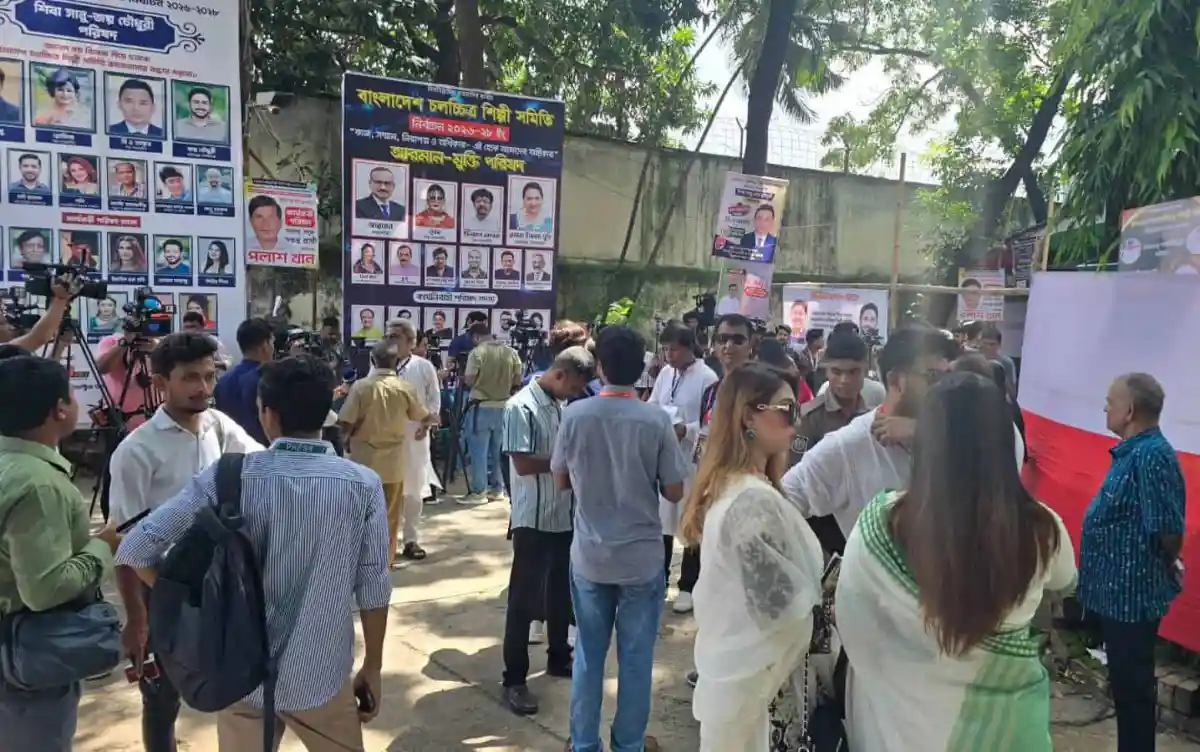নির্বাচনী কেন্দ্রের বাইরে ভোটারদের ভিড়, ফলাফলের অপেক্ষায়. Channel i News - চ্যানেল আই নিউজ