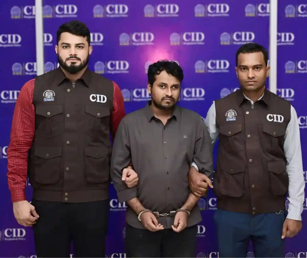 নেতৃত্বাধীন তিনজন ব্যক্তি, যারা CID এর পোশাক পরেছেন, একটি সংবাদ সম্মেলনে।. Channel i News - চ্যানেল আই নিউজ