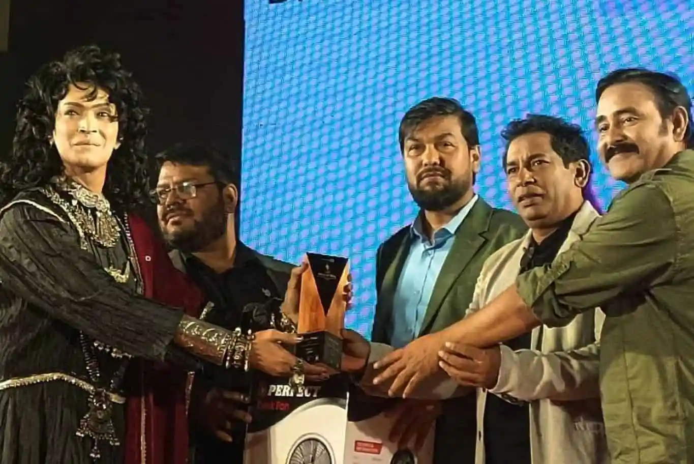 চ্যানেল আই অনলাইন অনুষ্ঠানে পুরস্কার গ্রহণ করছেন অতিথিরা. Channel i News - চ্যানেল আই নিউজ