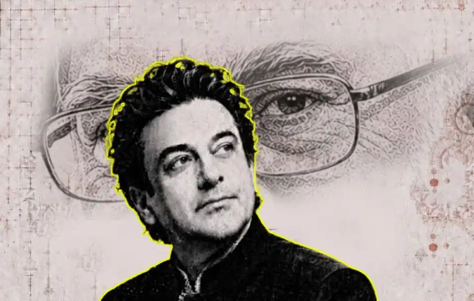 আয়াতুল্লাহ খামেনির ছবি ও তার চোখের চশমার ছবি ব্যাকগ্রাউন্ডে. Channel i News - চ্যানেল আই নিউজ