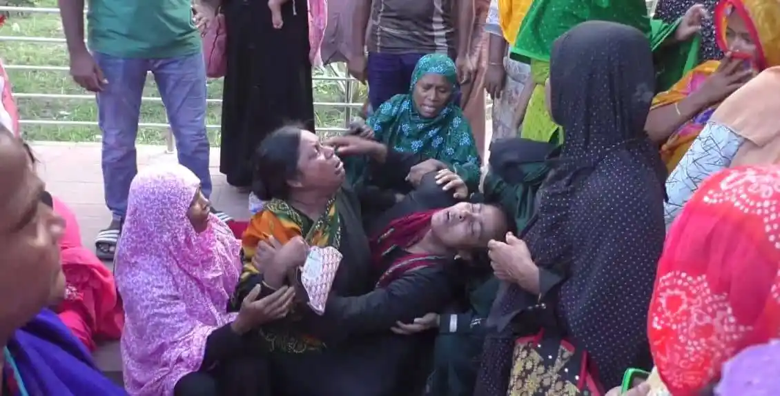 একজন বৃদ্ধের মৃত্যুতে শোক প্রকাশ করছে স্থানীয়রা. Channel i News - চ্যানেল আই নিউজ
