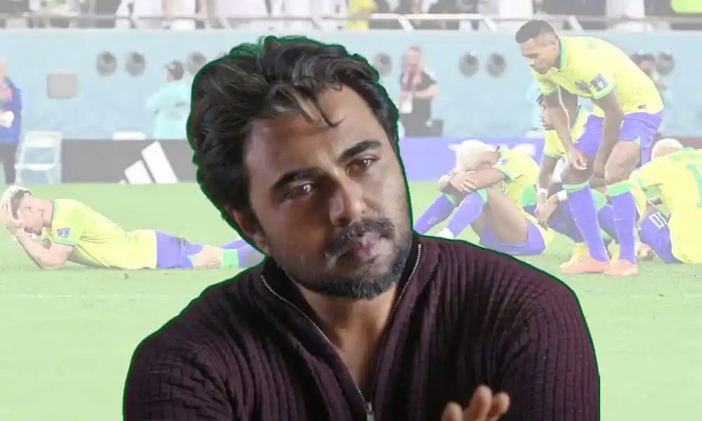 অপূর্বের ছবি, যেখানে তিনি ফুটবল মাঠের পেছনে দাঁড়িয়ে আছেন. Channel i News - চ্যানেল আই নিউজ