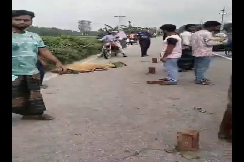টাঙ্গাইলে সড়ক দুর্ঘটনায় মা নিহত, বাবা-ছেলে আহত