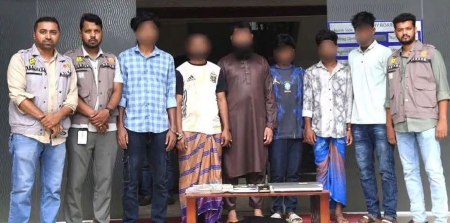 আটক ৬ জনের ছবি, যারা প্রতারণার জন্য অনলাইনে আস-সুন্নাহ ফাউন্ডেশনের নাম ব্যবহার করেছিল. Channel i News - চ্যানেল আই নিউজ