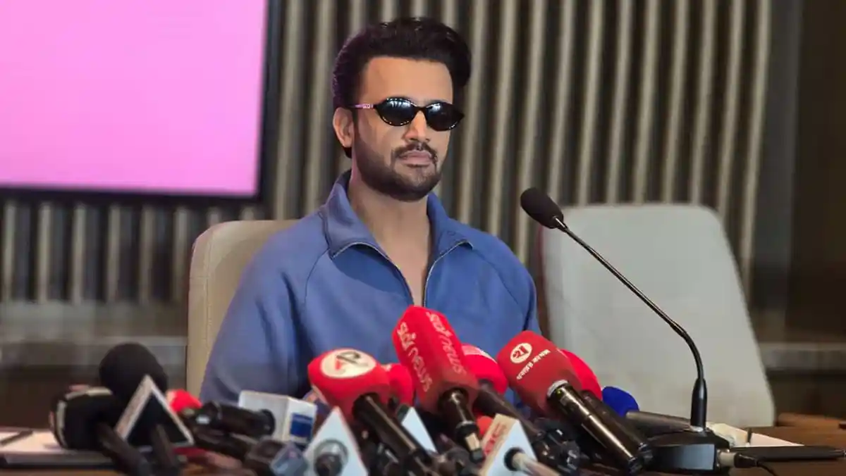 পাকিস্তানের আতিফ সংবাদ সম্মেলনে মুখোমুখি, sunglasses পরা. Channel i News - চ্যানেল আই নিউজ