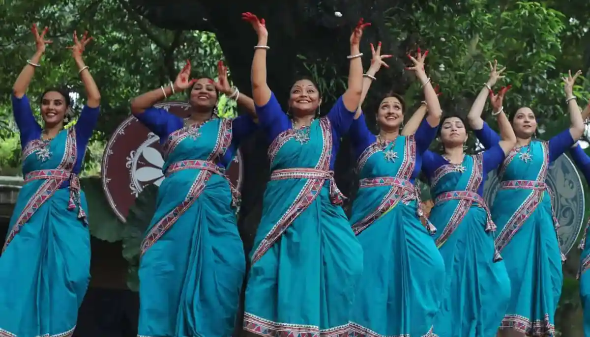 নৃত্যশিল্পীরা বাংলার ঐতিহ্যবাহী পোশাকে পারফর্ম করছে. Channel i News - চ্যানেল আই নিউজ