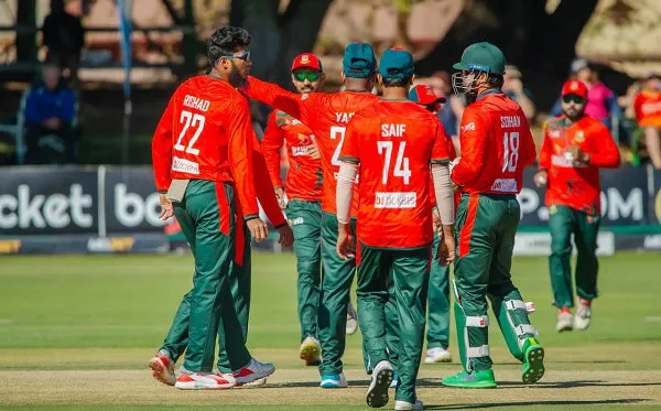 বাংলাদেশ ক্রিকেট দলের খেলোয়াড়রা মাঠে আলোচনা করছে।. Channel i News - চ্যানেল আই নিউজ