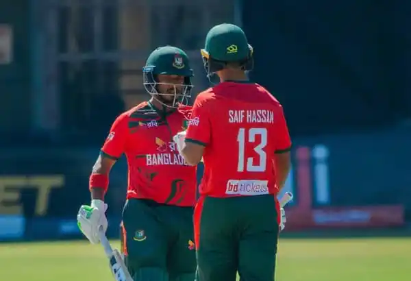 বাংলাদেশ ক্রিকেটাররা মাঠে জিতের পর একে অপরের সাথে উদযাপন করছে. Channel i News - চ্যানেল আই নিউজ