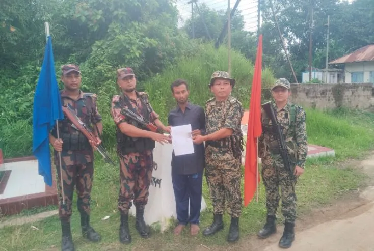 বাহিনী সদস্যরা যুবকের সঙ্গে সাক্ষাৎ করছে, পতাকা ও অস্ত্র হাতে. Channel i News - চ্যানেল আই নিউজ