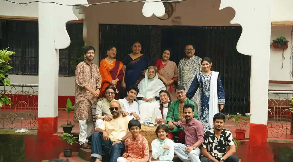 নাট্যকার, অভিনেতা ও দর্শকদের একত্রিত ছবি, আনন্দ ও উচ্ছ্বাস প্রকাশ. Channel i News - চ্যানেল আই নিউজ