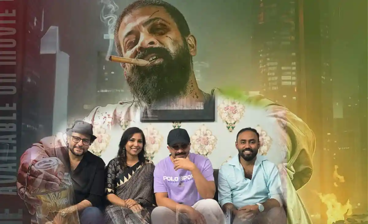 বরবাদ টিমের চার সদস্যের হাস্যোজ্জ্বল ছবি, শহুরে পটভূমিতে. Channel i News - চ্যানেল আই নিউজ