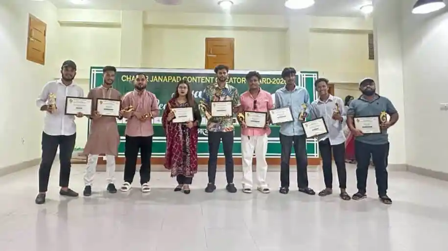প্রাপ্ত কনটেন্ট ক্রিয়েটররা পুরস্কার গ্রহণ করছেন. Channel i News - চ্যানেল আই নিউজ