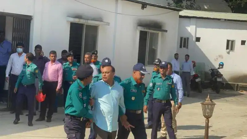 দুদকের অভিযান চালানো হচ্ছে সাবেক সেনা কর্মকর্তার বাড়িতে. Channel i News - চ্যানেল আই নিউজ