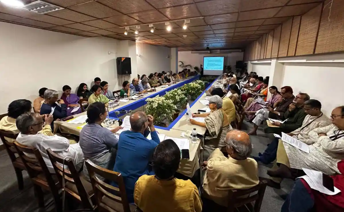ছায়ানটের নতুন কমিটির সভায় অংশগ্রহণকারীরা আলোচনা করছেন. Channel i News - চ্যানেল আই নিউজ