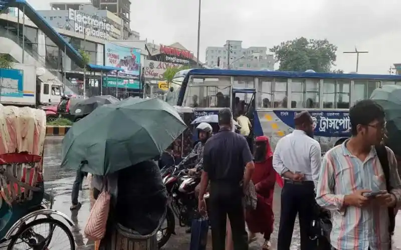 ঢাকায় টানা বর্ষণে জনজীবন বিপর্যস্ত, যাত্রীরা দুর্ভোগে. Channel i News - চ্যানেল আই নিউজ
