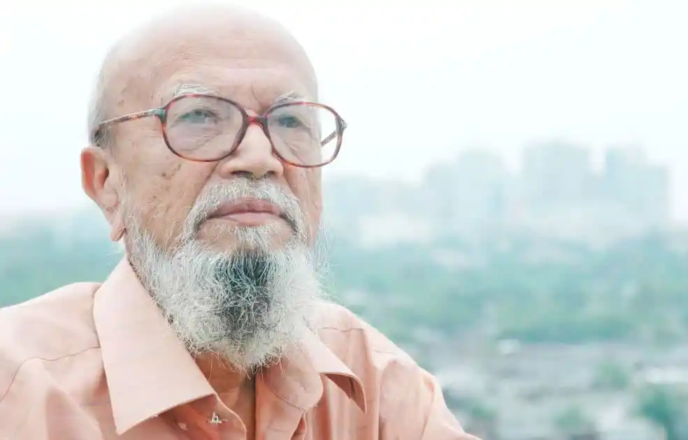 বৃদ্ধ কবি আল মাহমুদ এর ছবি, শহরের পটভূমিতে।. Channel i News - চ্যানেল আই নিউজ