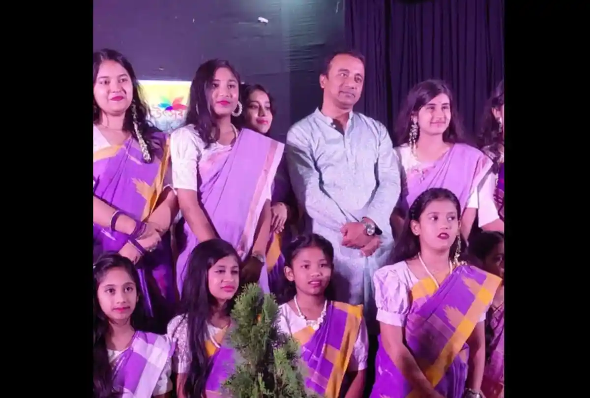 শ্রীমঙ্গলে দ্বৈত কবিতা আবৃত্তির অনুষ্ঠানে অংশগ্রহণকারী শিশু ও শিক্ষকরা. Channel i News - চ্যানেল আই নিউজ