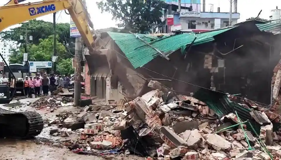 ফেনীতে আওয়ামী লীগ কার্যালয় ভাঙচুরের দৃশ্য, ধ্বংসস্তূপ ও শ্রমিকরা. Channel i News - চ্যানেল আই নিউজ