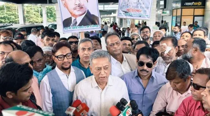 অর্থমন্ত্রী গণমাধ্যমের সঙ্গে কথা বলছেন, প্রচুর মানুষ উপস্থিত. Channel i News - চ্যানেল আই নিউজ