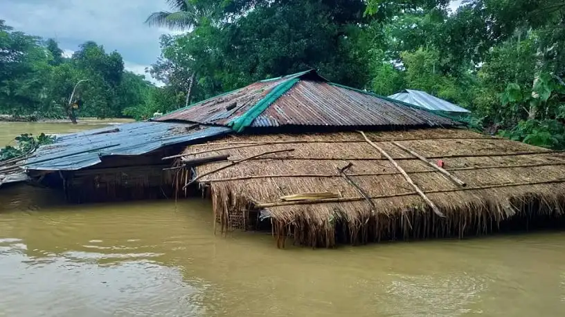 বন্যার কারণে পানিতে ডুবে গেছে একটি ঝুঁকিপূর্ণ ঘর।. Channel i News - চ্যানেল আই নিউজ