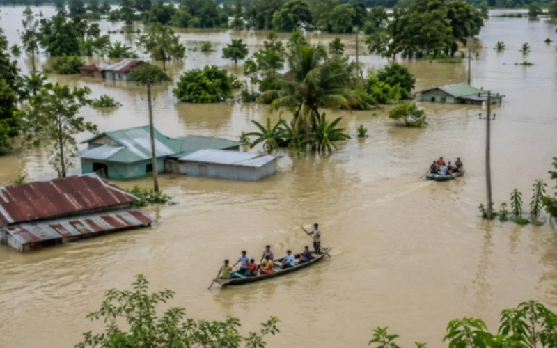 বন্যা ও পাহাড়ধসে মৃতের সংখ্যা বেড়ে ৫৪, পানিবন্দি দেড় লাখের বেশি পরিবার