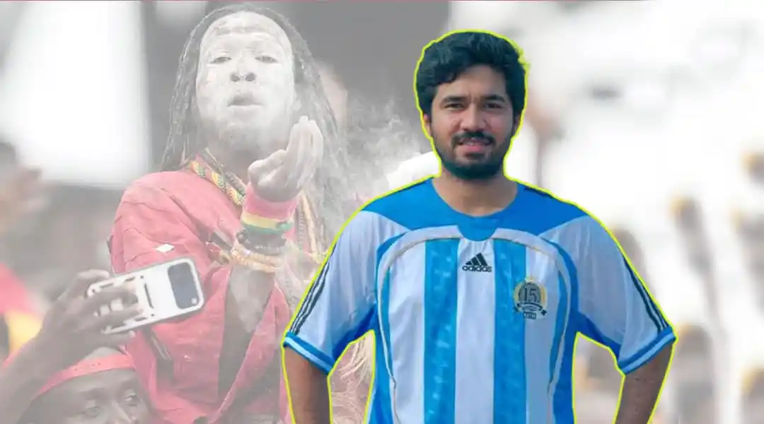 পাউডারে ফুঁ দেয়া তান্ত্রিকের ছবি, যেখানে একজন যুবক ফুটবল জার্সি পরেছেন. Channel i News - চ্যানেল আই নিউজ