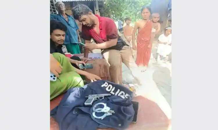ভুয়া পুলিশ ও খেলনা পিস্তলসহ একজন আটক, ঘটনাস্থলে পুলিশ ও স্থানীয়রা. Channel i News - চ্যানেল আই নিউজ