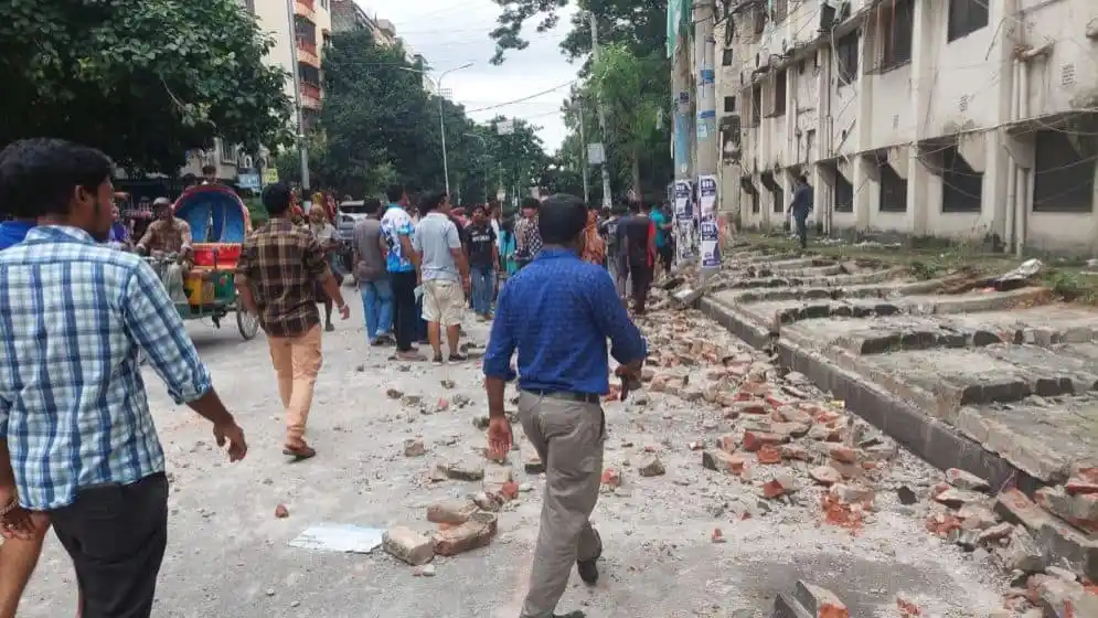 রাজধানীতে কলেজের দেয়াল ধসে নারীর মৃত্যু, আহত অনেক।. Channel i News - চ্যানেল আই নিউজ