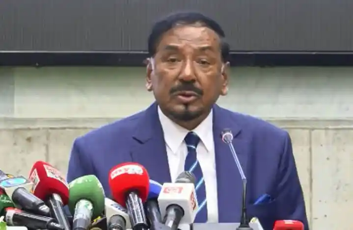 স্পিকার প্রেস ব্রিফিংয়ে বক্তব্য দিচ্ছেন, microphones ও সাংবাদিকরা পাশে।. Channel i News - চ্যানেল আই নিউজ