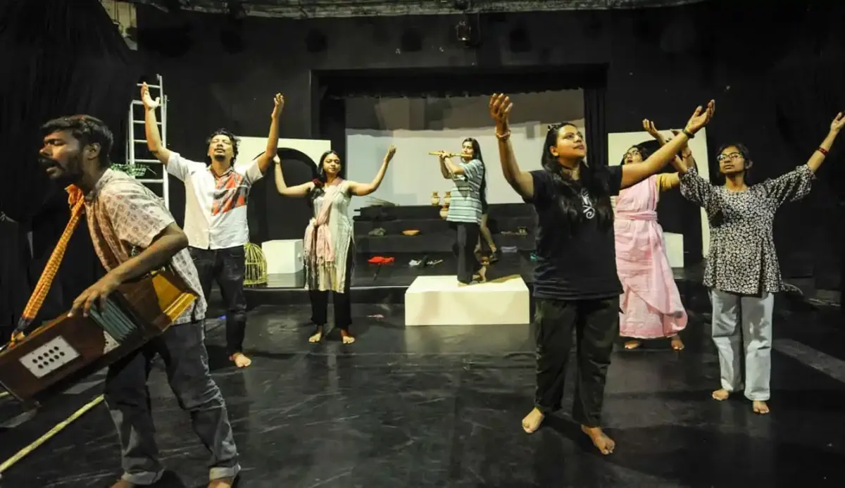 লোকনাট্য দলের অভিনেতারা নতুন ভাষ্যে লোকনাট্য পরিবেশনা করছেন. Channel i News - চ্যানেল আই নিউজ