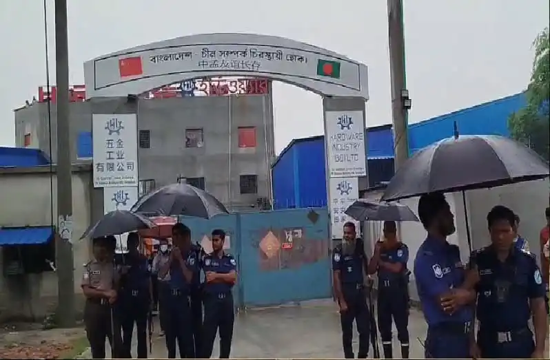 বাংলাদেশের পুলিশ ও নিরাপত্তা কর্মীরা চ্যানেল আই ভবনের সামনে দাঁড়িয়ে আছেন।. Channel i News - চ্যানেল আই নিউজ