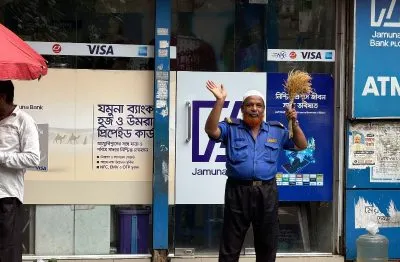 প্রধানমন্ত্রীর উপহার হাতে নিয়ে হাসিমুখে সাধারণ কর্মী. Channel i News - চ্যানেল আই নিউজ