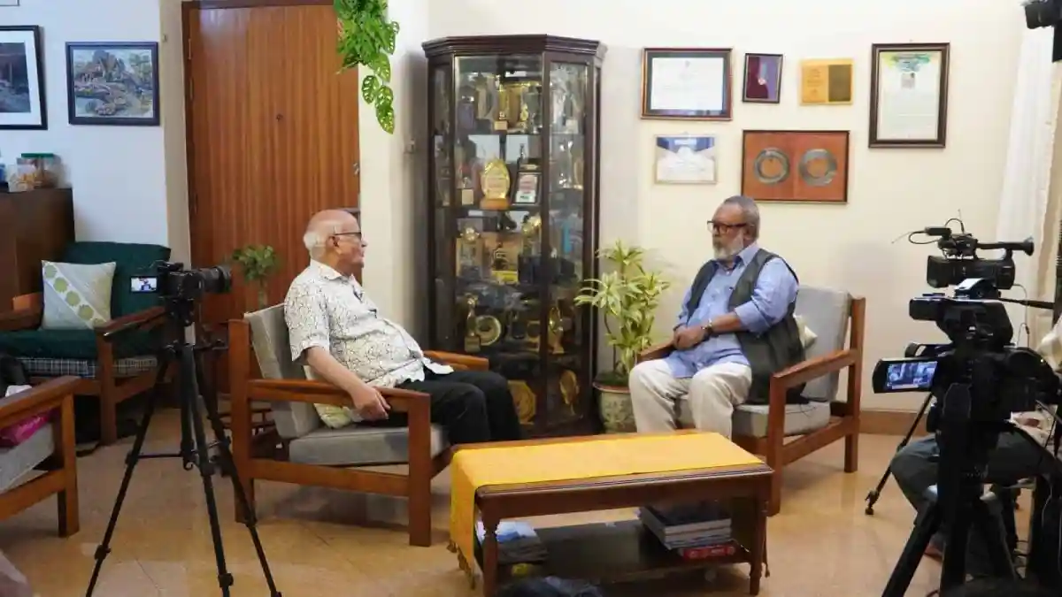 শাইখ সিরাজের সাথে খুরশীদ আলমের সাক্ষাৎকারের দৃশ্য. Channel i News - চ্যানেল আই নিউজ