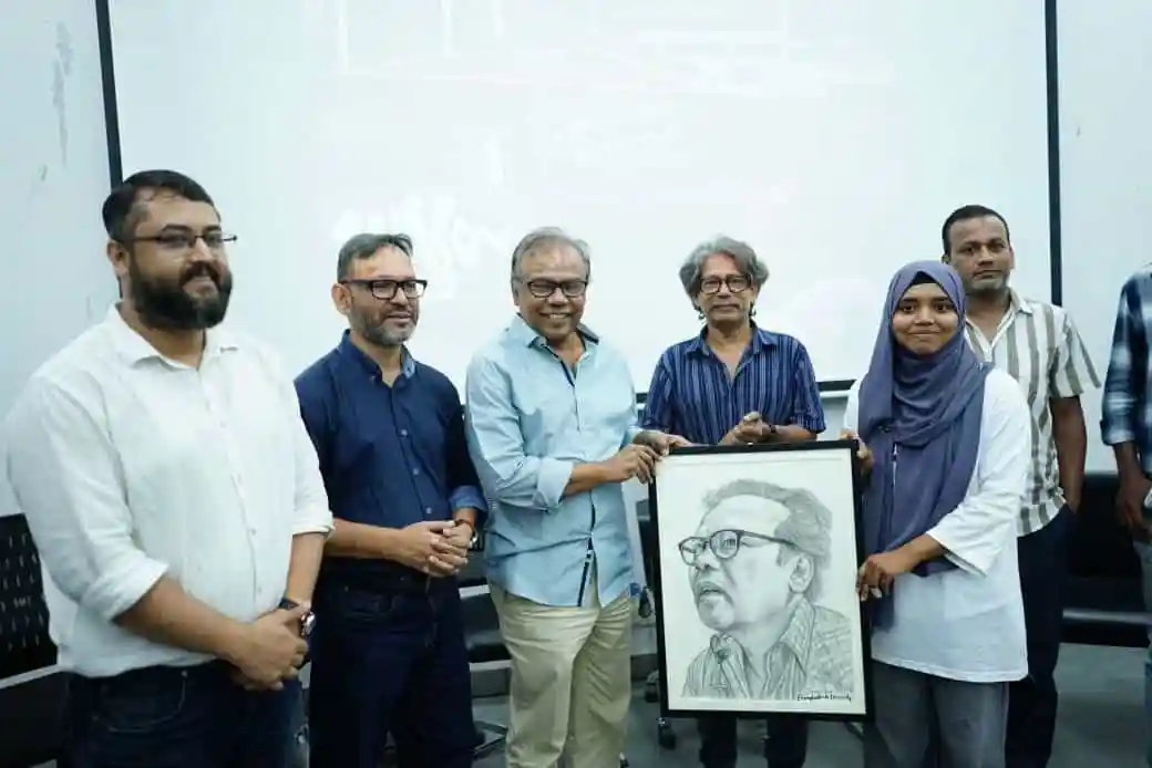 শিক্ষার্থীদের সাথে চ্যানেল আই অনলাইন টিমের ছবি, একটি পোর্ট্রেট উপহার প্রদান. Channel i News - চ্যানেল আই নিউজ